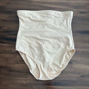 Women’s Maidenform tummy control pull on shapewear size M